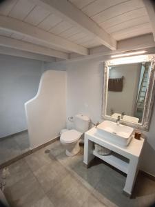 Ένα μπάνιο στο Tinos youth apartment