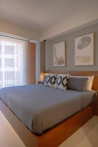 um quarto com uma cama grande e uma janela em Peaceful suite in Yu Country em Guadalajara