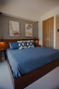 ein Schlafzimmer mit einem blauen Bett mit zwei Kissen in der Unterkunft Peaceful suite in Yu Country in Guadalajara