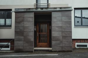 a building with a wooden door on the side of it at 2-Zimmer-Oase-Cityapartment Bielefeld Mitte 402 in Bielefeld
