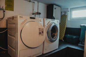een wasmachine en een wasmachine in de badkamer bij 2-Zimmer-Oase-Cityapartment Bielefeld Mitte 402 in Bielefeld