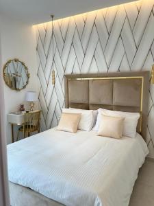 Un dormitorio con una cama grande y un espejo. en Luxury Masaniello, en Nápoles