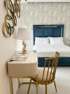 Un dormitorio con una cama, una mesa y una silla. en Luxury Masaniello, en Nápoles 87 fotos más