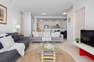 A seating area at A Comfy 2BR Apt for 7 Next to Darling Harbour
