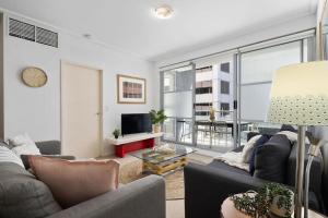 A seating area at A Comfy 2BR Apt for 7 Next to Darling Harbour
