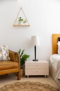A bed or beds in a room at A Comfy 2BR Apt for 7 Next to Darling Harbour