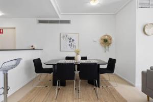 Kép A Comfy 2BR Apt for 7 Next to Darling Harbour szállásáról Sydneyben a galériában
