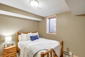 ein kleines Schlafzimmer mit einem Bett und einem Fenster in der Unterkunft Cottage on Lake Darling Fire Pit, Kayaks and Dock! in Alexandria