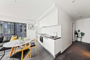 Kuchyňa alebo kuchynka v ubytovaní A Modern & Spacious 2BR Apt City Views Southbank