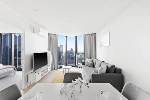 墨尔本A 3BR Apt Next to Melbourne Central FREE Parking的带沙发和桌子的白色客厅