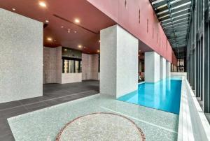 墨尔本A 3BR Apt Next to Melbourne Central FREE Parking的一座大楼中央的游泳池