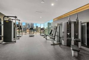 墨尔本A 3BR Apt Next to Melbourne Central FREE Parking的大楼内带有氧器材的健身房