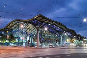 ein großes Gebäude mit Glasdach in der Nacht in der Unterkunft A Lux & Modern Apt Next to Southern Cross Station in Melbourne