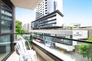 uma varanda com vista para um edifício em A Lux & Cozy 2BR Apt in the Heart of Chapel Street em Melbourne