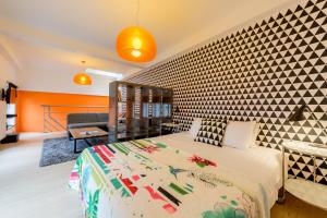 - une chambre avec un lit et un salon dans l'établissement Smartflats City - Brusselian, à Bruxelles