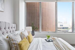 Voodi või voodid majutusasutuse A Cozy 2BR Apt on Collins Near Flinders Station toas +21 fotot