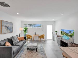 Posezení v ubytování Contemporary 2BR Home with Pool & BBQ Access