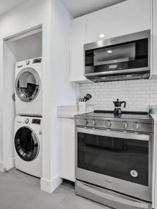 Kuchyň nebo kuchyňský kout v ubytování Contemporary 2BR Home with Pool & BBQ Access