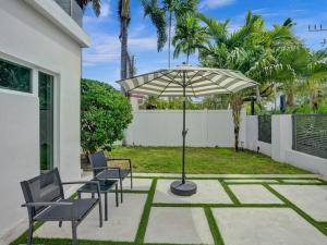 Zahrada ubytování Contemporary 2BR Home with Pool & BBQ Access