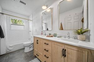 un bagno con lavandino, WC e specchio di Midtown Modern Cottage a Tyler Altre 23 foto