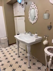 een badkamer met een wastafel en een spiegel bij La périgourdine et son spa in Saint-Cyprien
