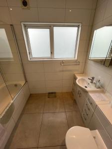 łazienka z toaletą, umywalką i wanną w obiekcie Sweet Homes w Londynie