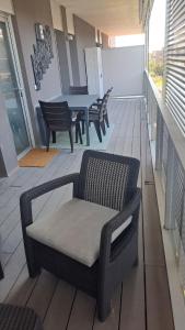 balcón con mesa, sillas y sofá en Port Aventura 5 min à pied - Superbe appartement en Salou