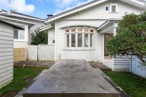 een wit huis met een oprit ervoor bij Beautiful Spacious 3BR in Auckland