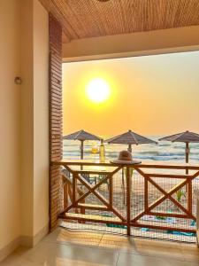un balcone con tavolo e ombrelloni sulla spiaggia di fantástico, paraíso, mar, atardeceres, playa, Paz a San Silvestre