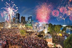 Une foule nombreuse de gens regardent des feux d'artifice lors d'un concert dans l'établissement A Comfy 2BR Apt 5-Min Walk To Melbourne Central, à Melbourne