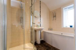 uma casa de banho com um chuveiro, um lavatório e uma banheira em Stylish House - Close to City Centre - Free Parking, Super-Fast Wifi and Smart TVs by Yoko Property em Middlesbrough
