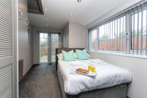 um quarto com uma cama com uma bandeja de comida em Stylish House - Close to City Centre - Free Parking, Super-Fast Wifi and Smart TVs by Yoko Property em Middlesbrough