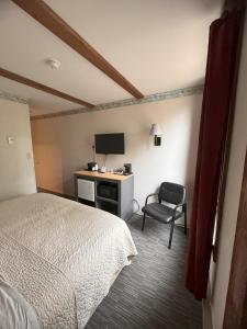 TV a/nebo společenská místnost v ubytování Lake Ontario Motel & Inn