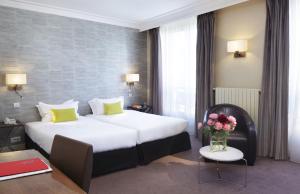 a hotel room with two beds and two lamps at Hôtel Londres et New York - Les Collectionneurs in Paris