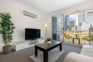TV a/nebo společenská místnost v ubytování A Stylish Apt City Views Next To Darling Harbour