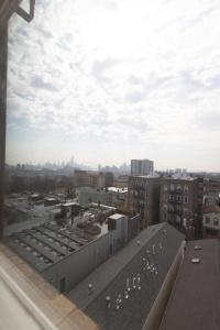 una vista desde el techo de un edificio en Luxurious 3-Bed Apt - mins to NYC, en Union City