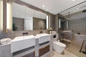 A Cozy 3BR Apt with Panoramic Views FREE Parking 욕실