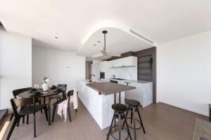 A Cozy 3BR Apt with Panoramic Views FREE Parking 주방 또는 간이 주방