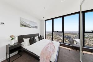 A Cozy 3BR Apt with Panoramic Views FREE Parking 객실 침대