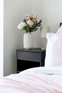 A Cozy 3BR Apt with Panoramic Views FREE Parking 객실 침대