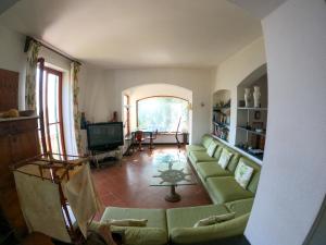 un soggiorno con divano verde e TV di B&B Portofino a Portofino