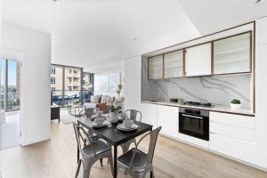 Kép A Stylish 2BR Apt in the Heart of Chapel Street szállásáról Melbourne-ben a galériában