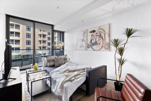 Kép A Stylish 2BR Apt in the Heart of Chapel Street szállásáról Melbourne-ben a galériában