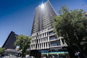 un edificio alto con muchas ventanas en A Comfy 2BR Apt Near to Melbourne Central, en Melbourne