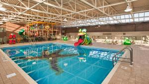 une grande piscine avec un parc aquatique dans l'établissement Holiday Inn Winnipeg - Airport West, an IHG Hotel, à Winnipeg