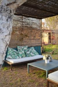 ein Bett mit Kissen und einem Tisch und einer Ziegelwand in der Unterkunft Cabaña Rural ¨La Huerta de los Serijos¨ in Fuente el Fresno + 13 Fotos