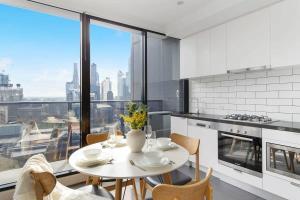 メルボルンにあるAn Amazing 2BR Apt with City Views in Southbankのギャラリーの写真