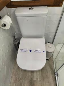a bathroom with a toilet with a sticker on it at Casa la florida in Puebla de Sanabria