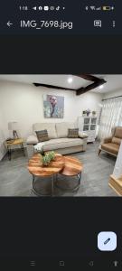 uma sala de estar com um sofá e uma mesa em Casa la florida em Puebla de Sanabria