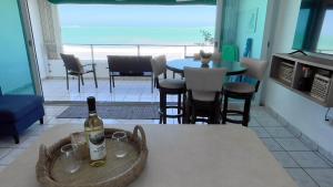 Posezení v ubytování Oceanfront Condo in Luquillo + 19 fotografií
